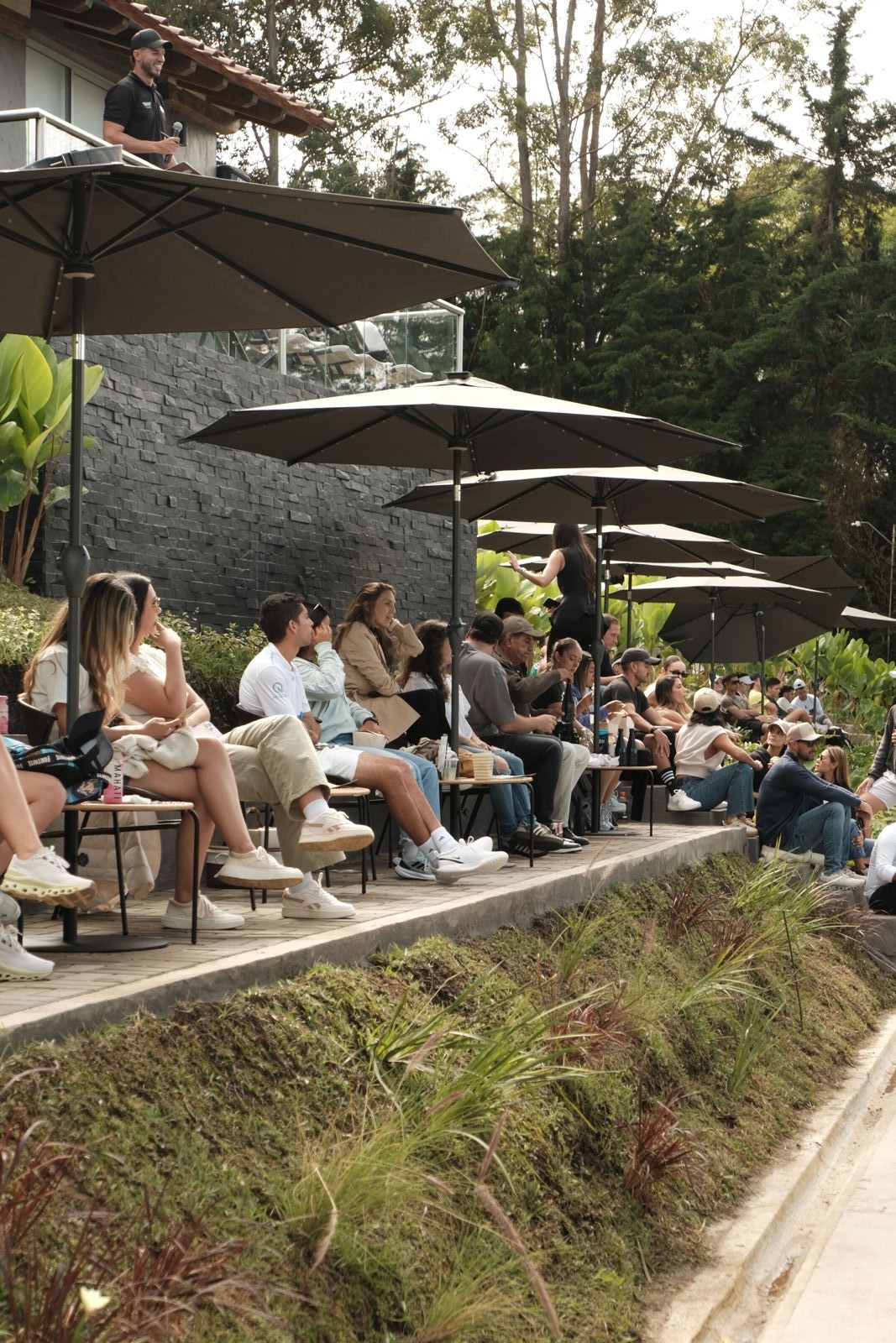 espectadores partido de padél en guatapé